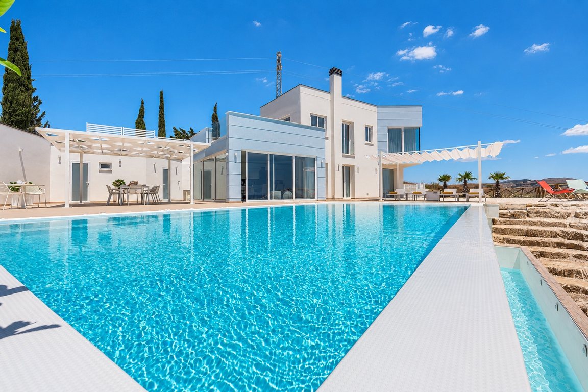 Villa Domizia a Bovo Marina: la villa bianca con la piscina a sfioro
